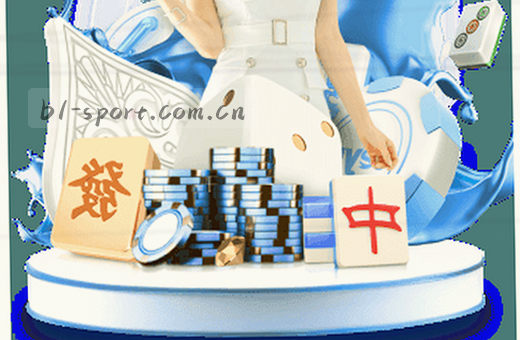 阳光刺眼但球场清晰